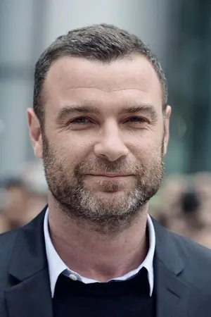 Лев Шрайбер в роли Джона Линн